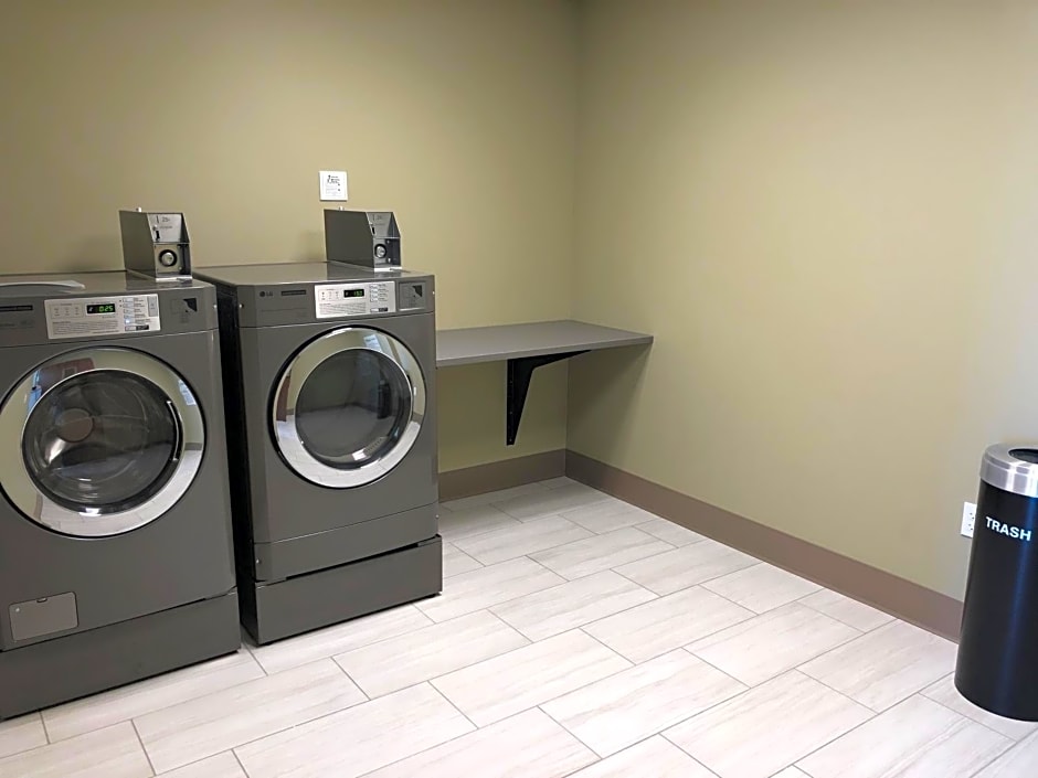 Holiday Inn Express & Suites - Springfield North, an IHG Hotel