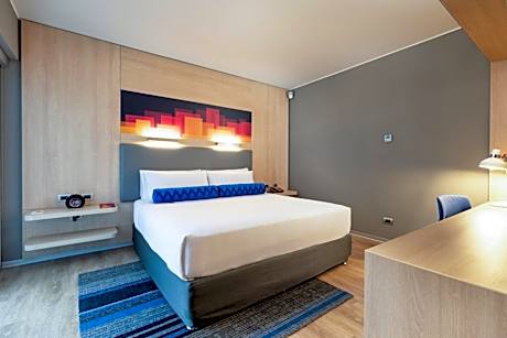 Urban Room, Guest Room, 1 King, Courtyard View
