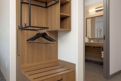 King Room with Tub - Mobility Access