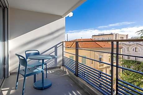 One-Bedroom Queen Suite with Balcony