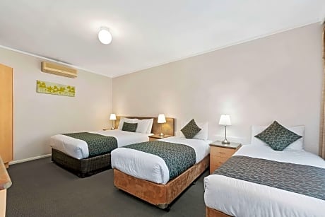 1 Queen Bed, 2 Single Beds, Suite, Nonsmoking
