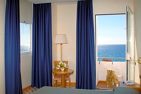 Superior Room with Balcony and Sea View