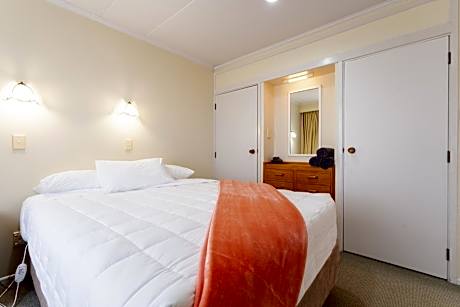 Queen One Bedroom Unit