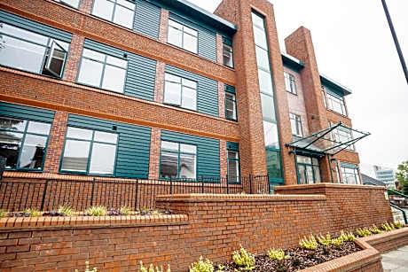 Deluxe & Chic 1 & 2 Bed Apts near Heathrow, Legoland, & Windsor Slough by Belvilla