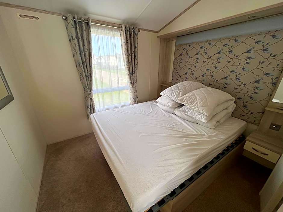 Heron 41, Scratby - California Cliffs, Parkdean, sleeps 6, pet friendly, bed linen and towels included - close to the beach