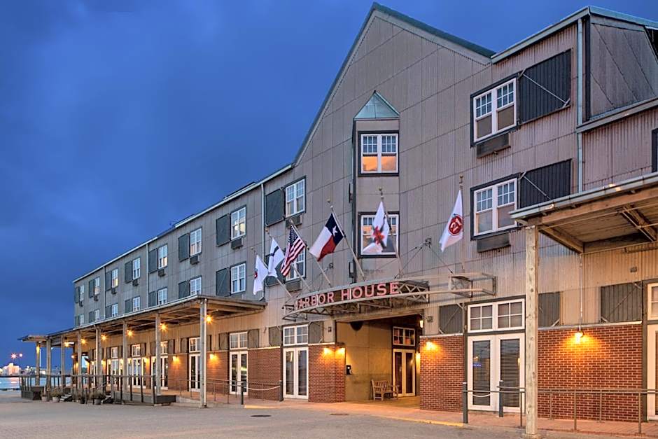 Harbor House Hotel and Marina at Pier 21