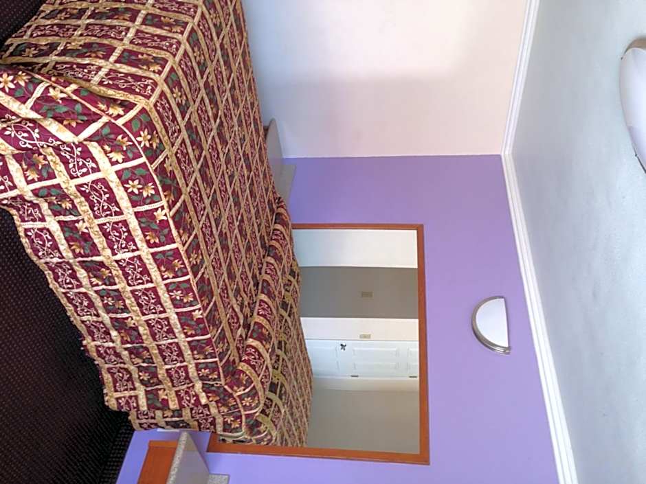 Photo 1 of 4 of 1 Queen Bed, Nonsmoking