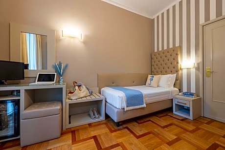 Single Room with Beach Access