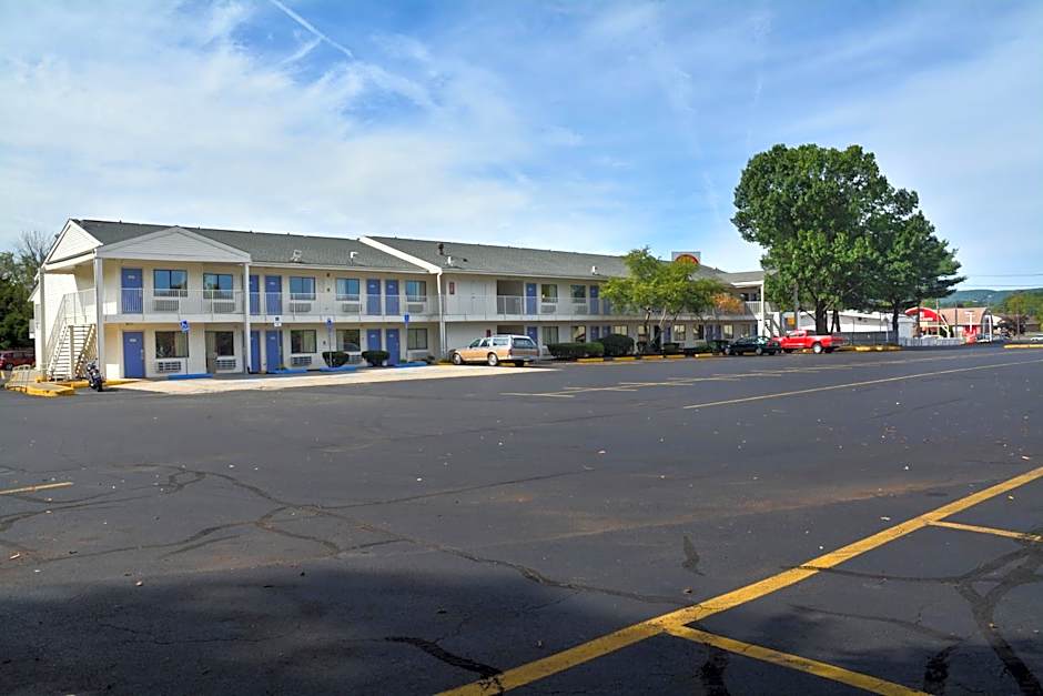 Motel 6-Southington, CT - Hartford