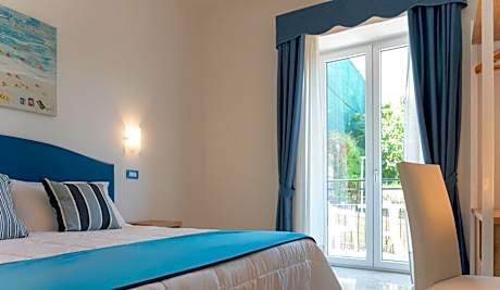 Triple Room with Balcony and Garden View