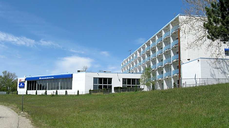 Howard Johnson by Wyndham Benton Harbor