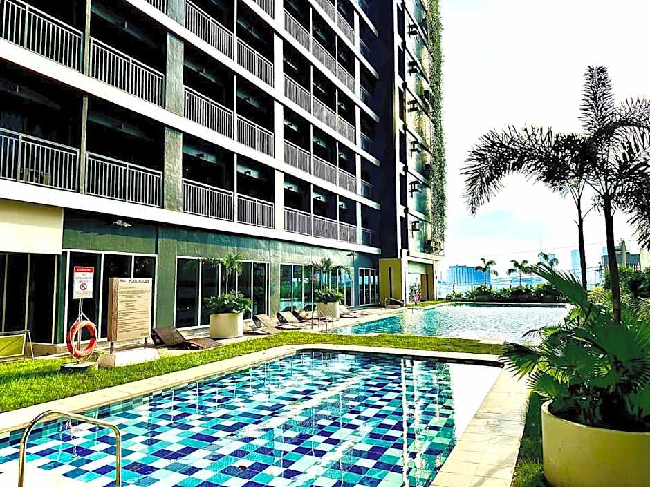 High Rise Condo with Balcony, Pool, Grand Lobby, and Sky Garden 22F