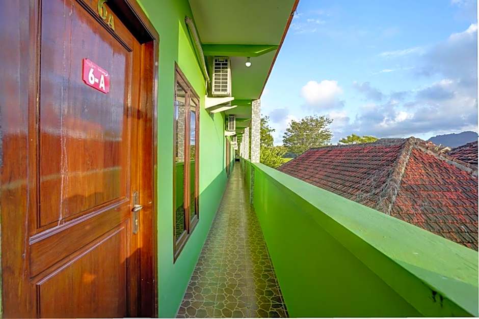 Hotel O Sahabat Syariah Near Plasa Telkom Bawean