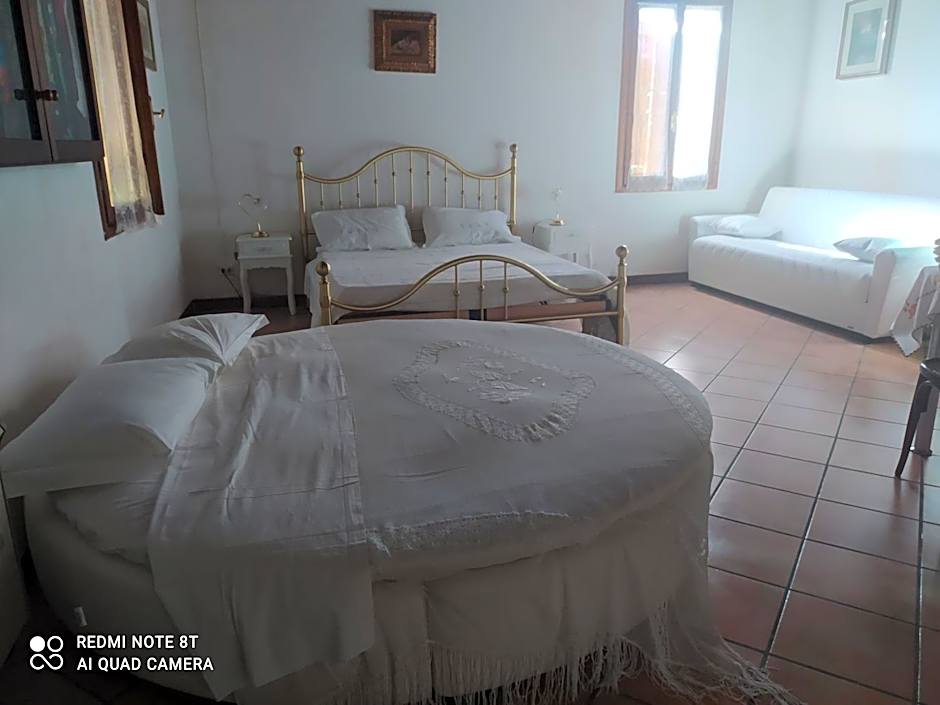 Foto 1 dari 17 — Deluxe 1 King Bed Suite