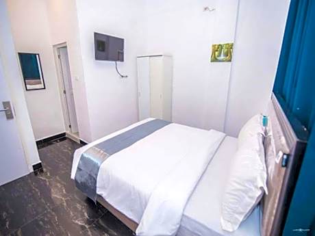 Deluxe - 1 Queen Bed