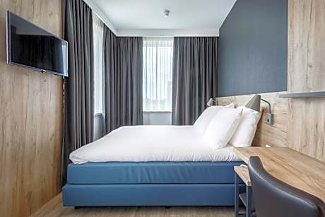 Deluxe Double Room (1 Queen Bed)