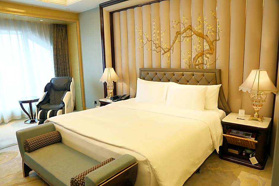 Photo 1 of 7 of Executive 1 King Bed