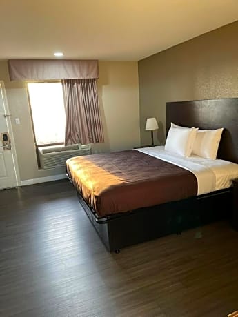 1 King Bed, Nonsmoking, Accessible