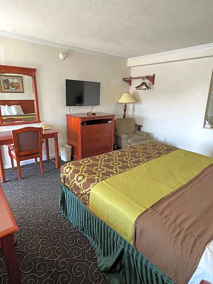 Photo 1 of 6 of 1 Queen Bed, Nonsmoking