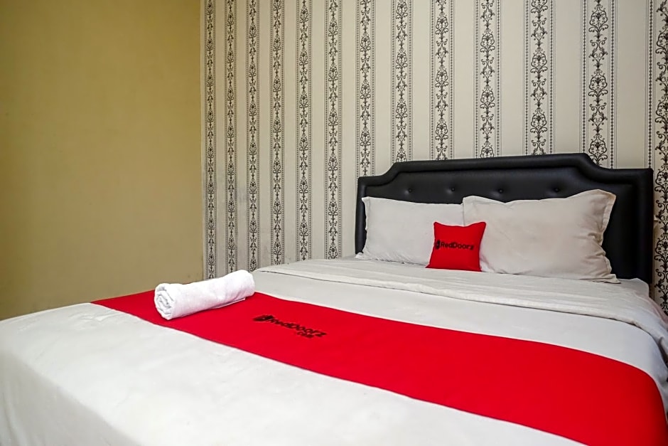 RedDoorz at Paris Ocean