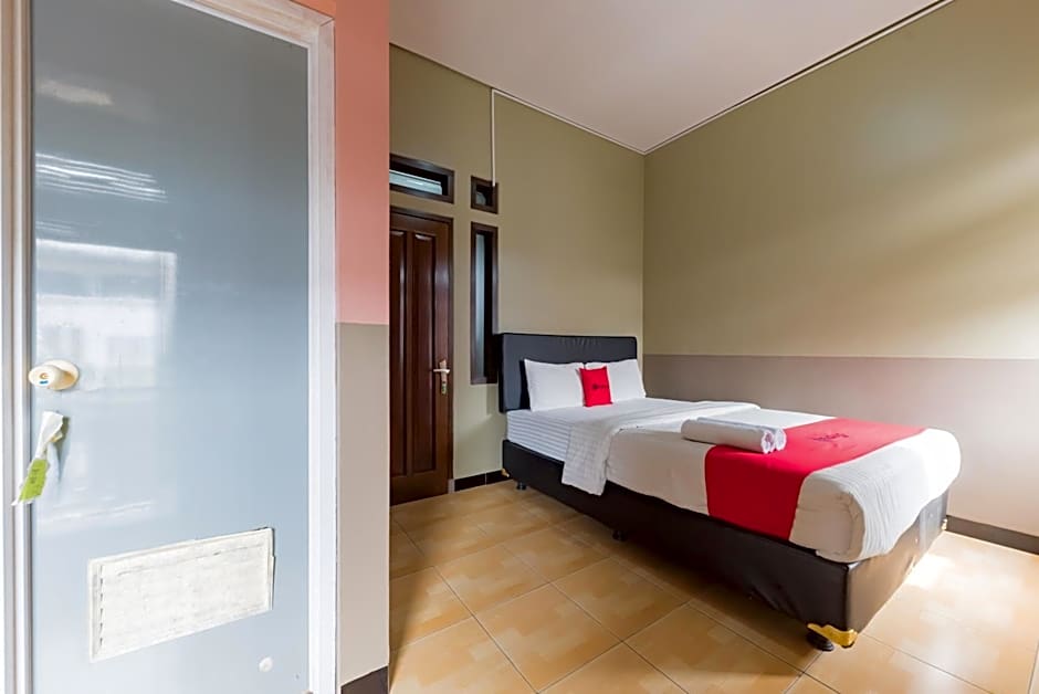 RedDoorz Syariah near Politeknik Negeri Bandung Campus