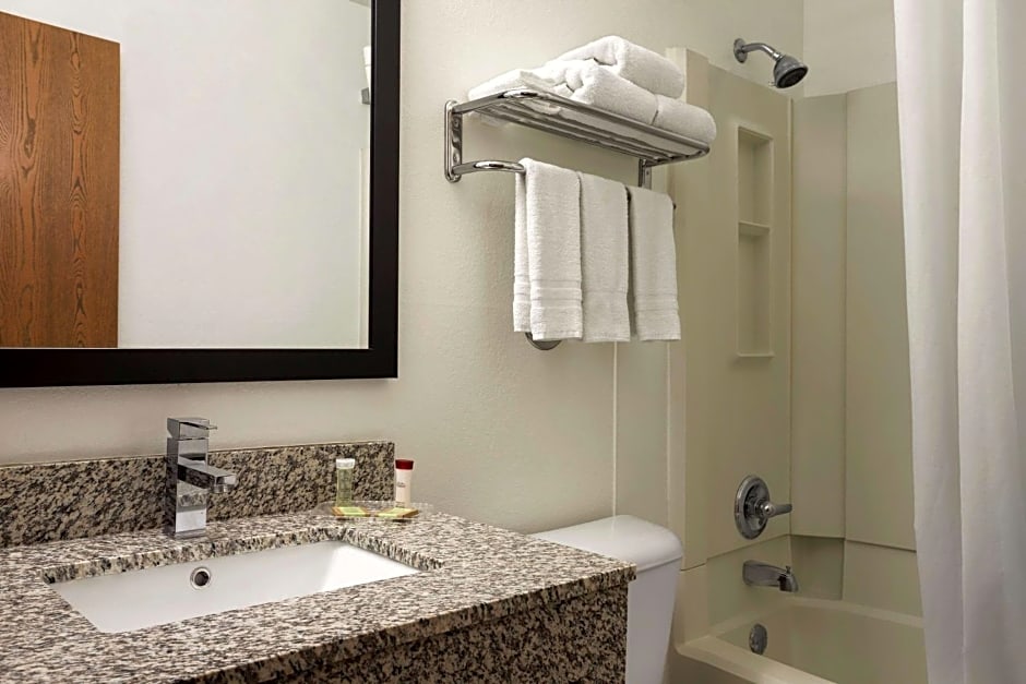 Super 8 by Wyndham Cedar Rapids
