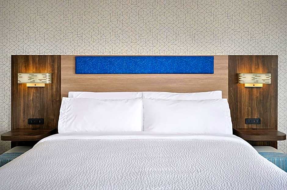Photo 1 of 4 of Standard King Room