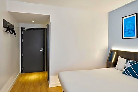 Standard Queen Room with Terrace and City View