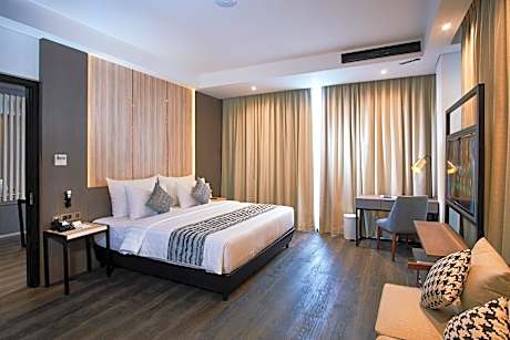 Honeymoon King Suite