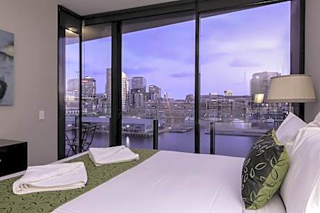 Deluxe Three-Bedroom Apartment with Harbor View and Two Bathrooms