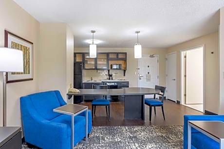 Queen Suite with Sofa Bed and Roll-In Showr - Disability Access/Non-Smoking