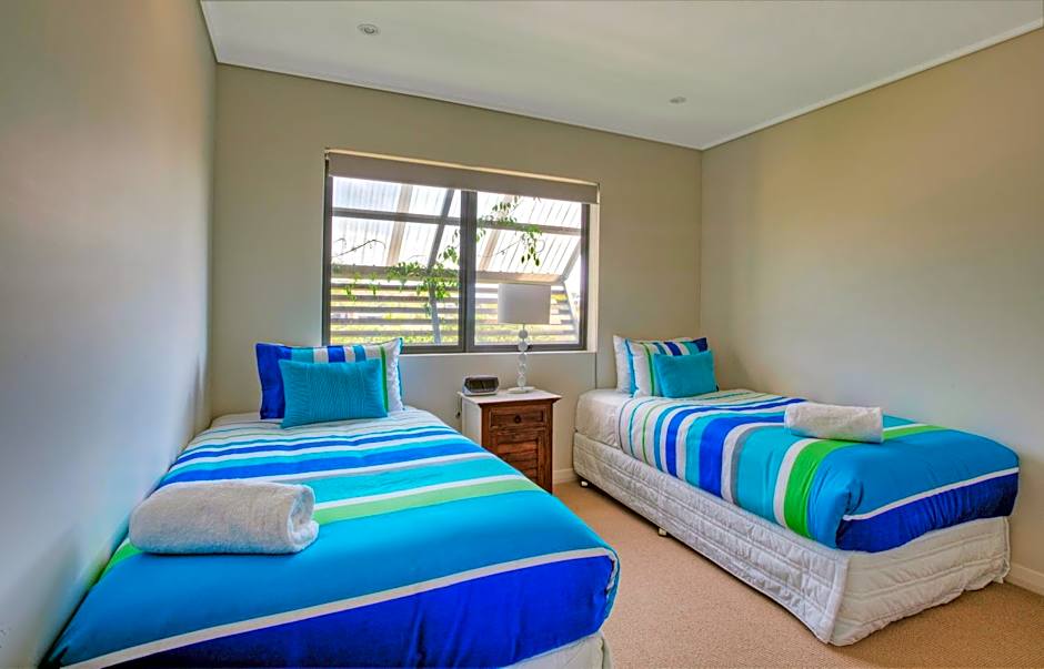 Beach Karma - Three-Bedroom Beachside Escape with Heated Communal Pool in Agnes Water