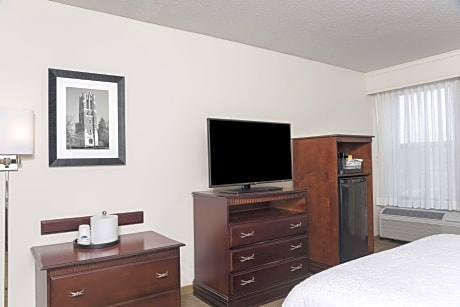 1 Queen Mobility/Hearing Access Ri Shwr Ns