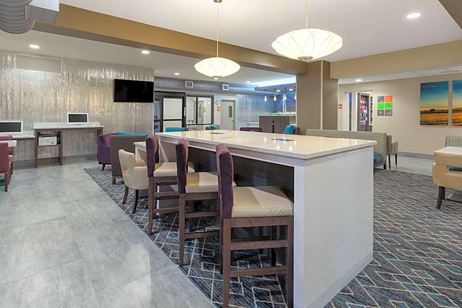 La Quinta Inn & Suites by Wyndham Wichita Airport