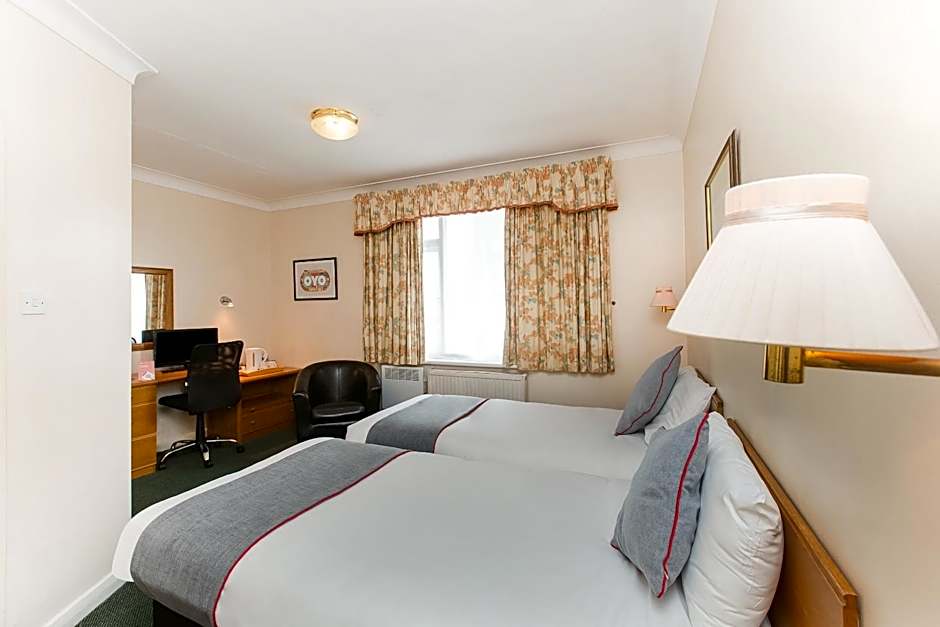 OYO Stade Court Hotel