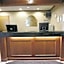La Quinta Inn & Suites by Wyndham Milwaukee Airport / Oak Creek