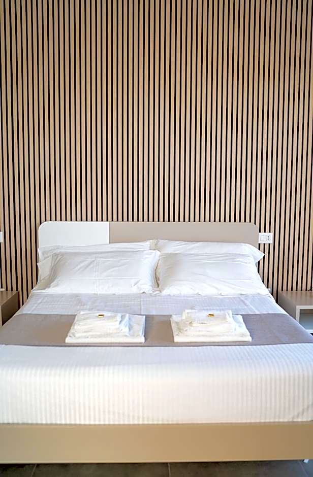 Skyline Rooms & Suites