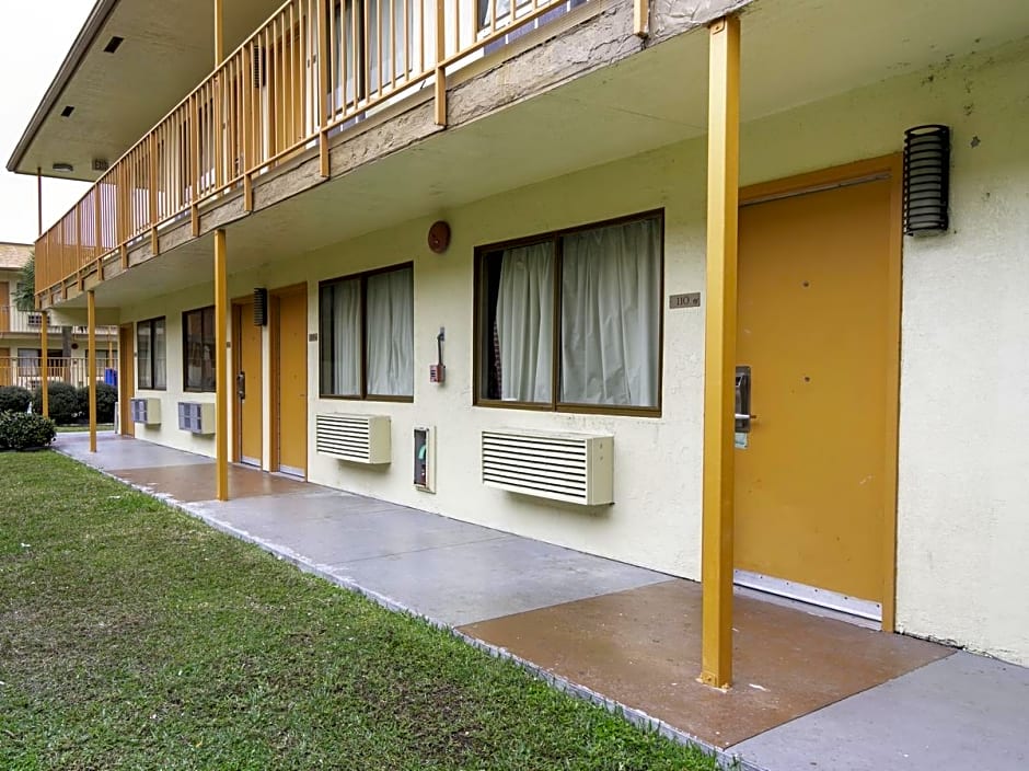 OYO Hotel Lake Charles Hwy 10