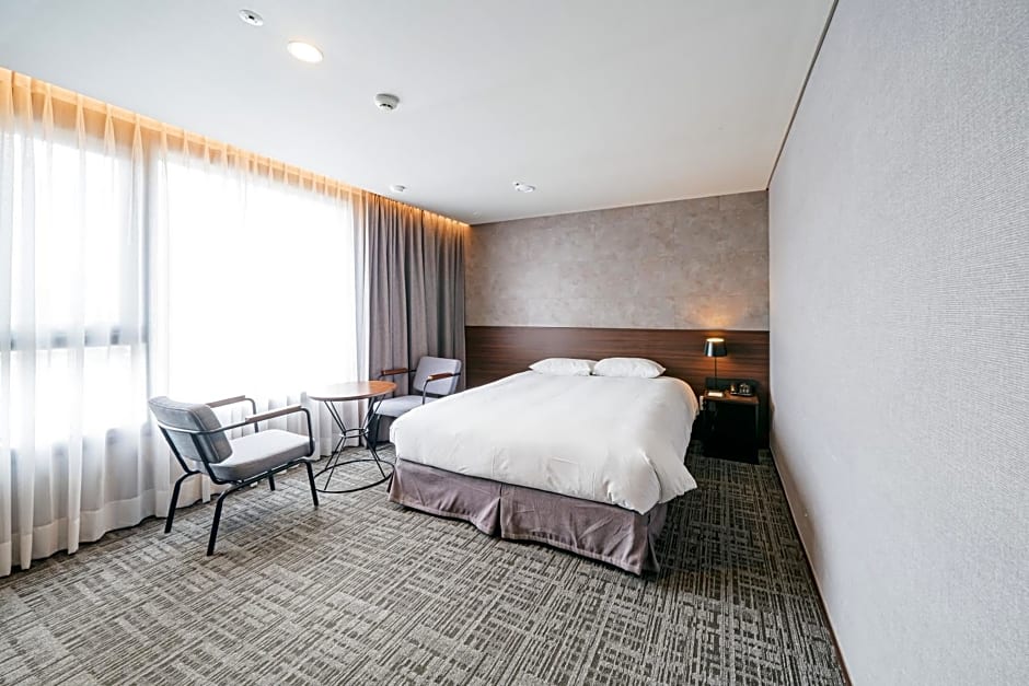 Hotel With City