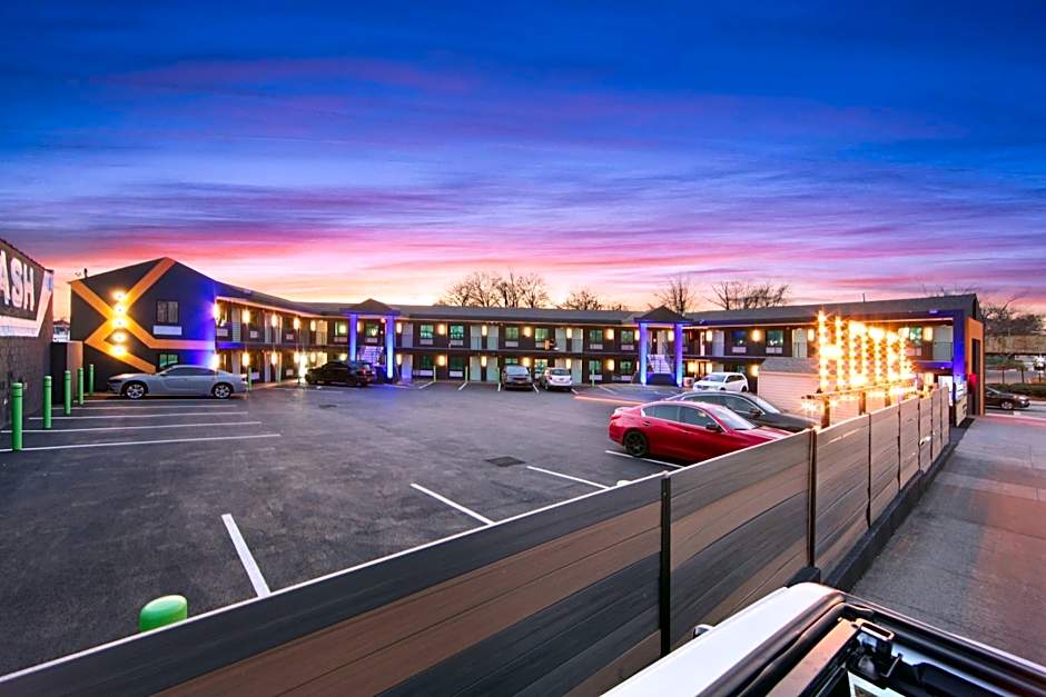 Hotel OPUS Bronx Near Bay Plaza Mall