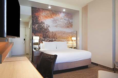 King Room with Stadium View and Sofa Bed - Hearing Accessible