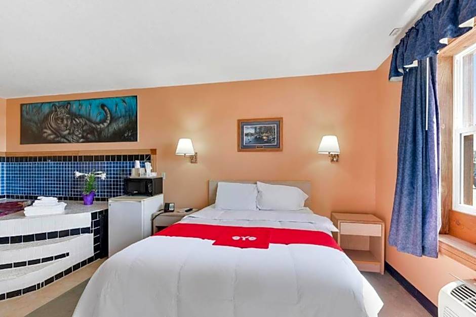 Casa Loma Inn & Suites by OYO Davenport IA near I-80