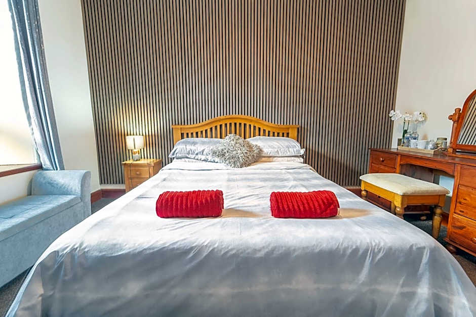 Prime location rooms in high street