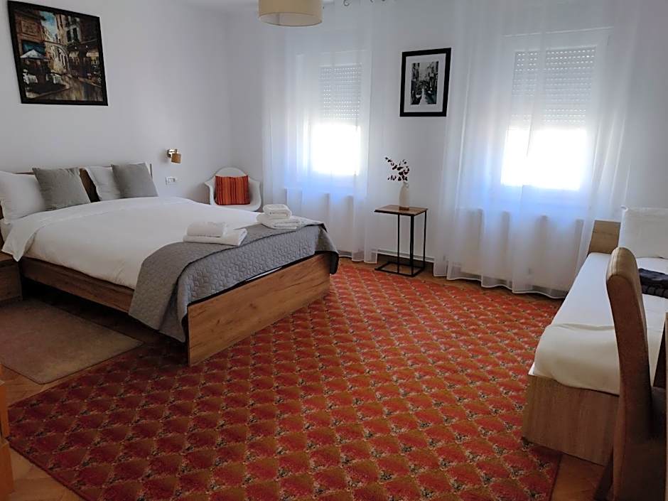 FRIENDS Studios - Central Station - Self check-in