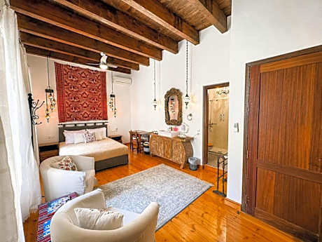 Deluxe Queen Studio