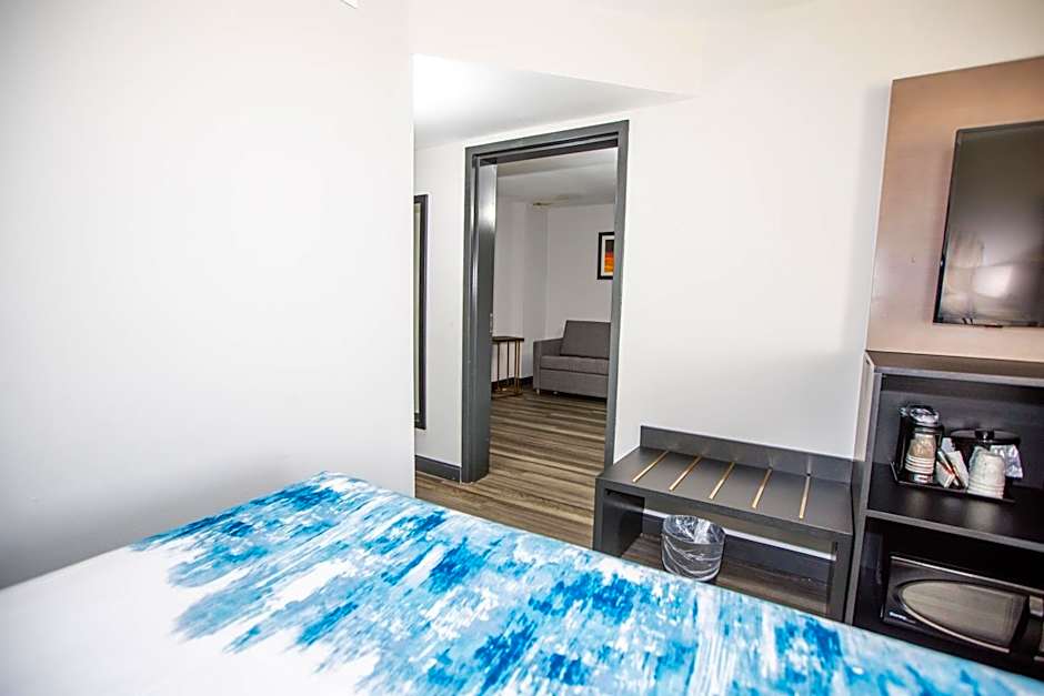 La Quinta Inn & Suites by Wyndham Dallas I-35 Walnut Hill