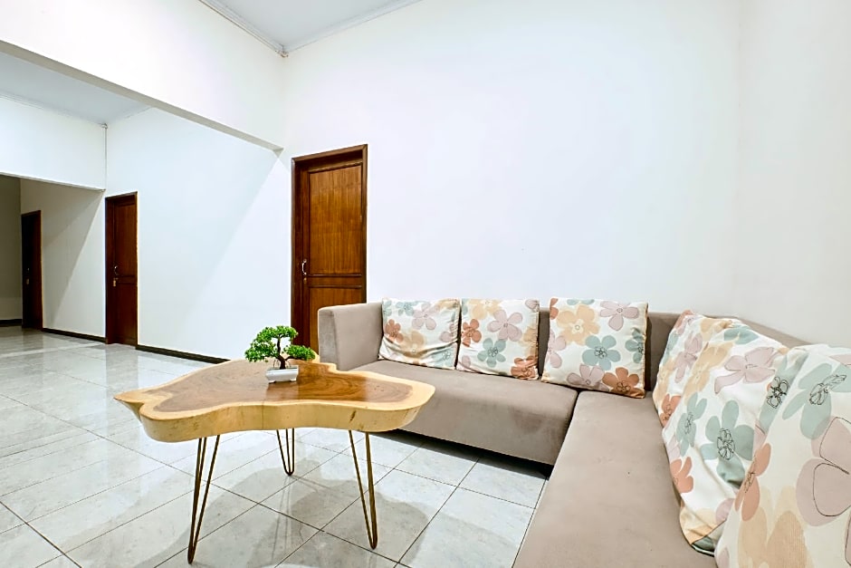 OYO 2519 Mayang Garini