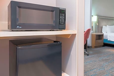 King Room with Roll-In Shower - Mobility and Hearing Access/Non-Smoking