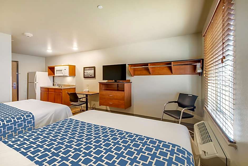 Photo 1 of 4 of 2 Queen Beds, Nonsmoking