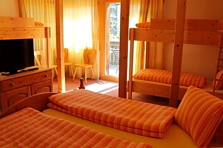 6-Bed Room